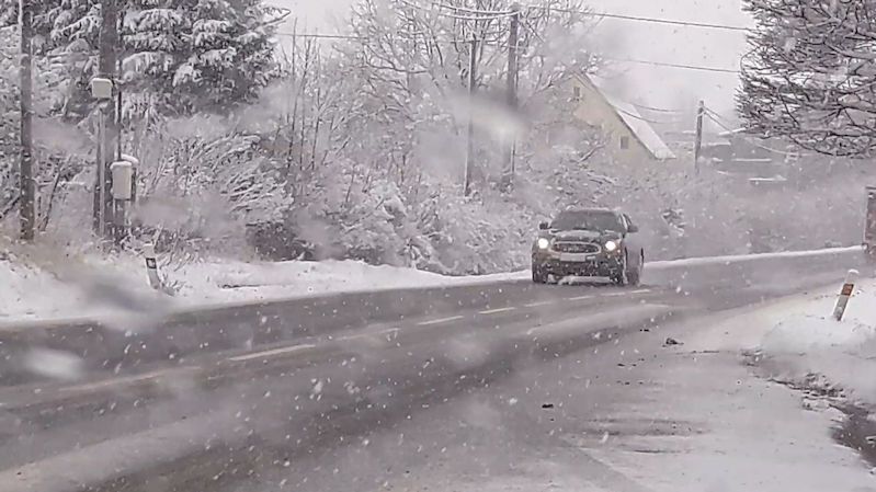 Meteorologové varovali před námrazou, silnice pokryl sníh